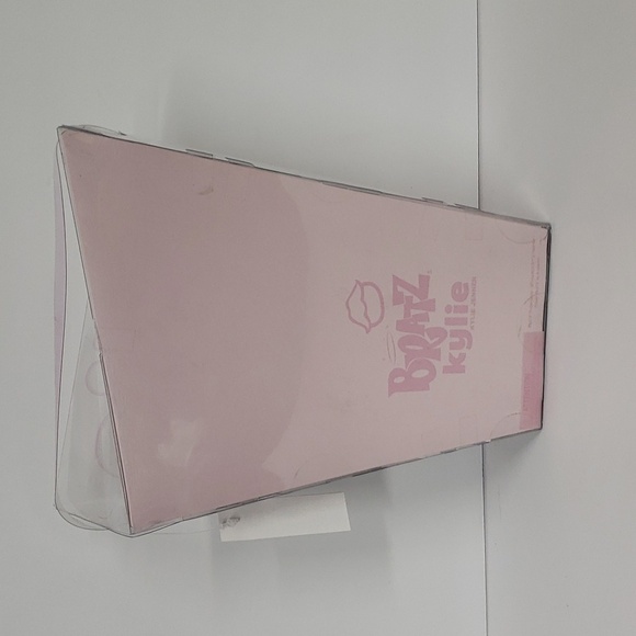 Bratz X Kylie Jenner Day Fashion Doll - Picture 6 of 11